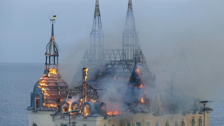 Fumaça e chamas sobem de um edifício privado danificado após um ataque com mísseis em Odesa, Ucrânia, 29 de abril de 2024. EPA/IGOR TKACHENKO