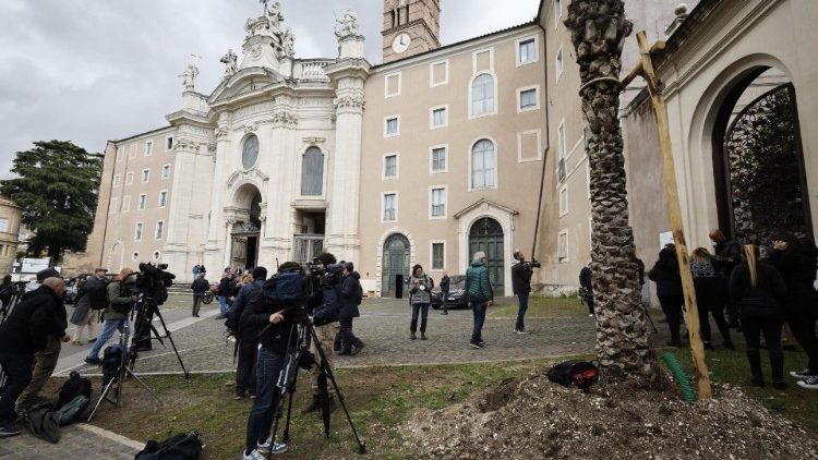 Warten auf den Papst vor der Basilika Santa Croce in Gerusalemme