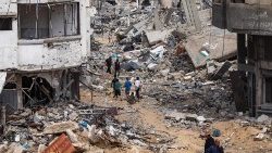 Displaced Palestinians fleeing Rafah set up tent in Khan Yunis camp, southern Gaza