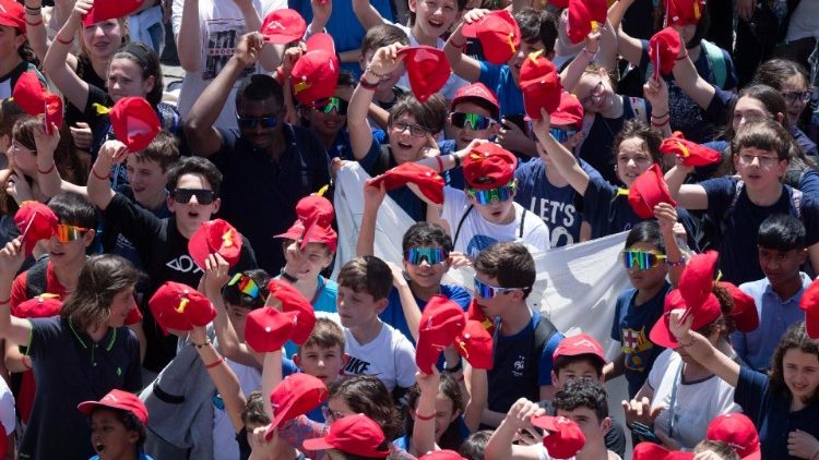 Паломники на площади Святого Петра (19 мая 2024 г.)