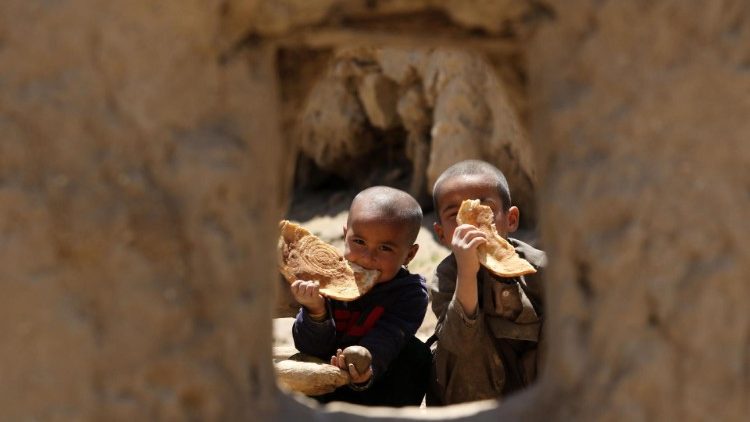 വെള്ളപ്പൊക്കത്തിന്റെ ദുരന്തമനുഭവിക്കുന്ന കുട്ടികൾ. 