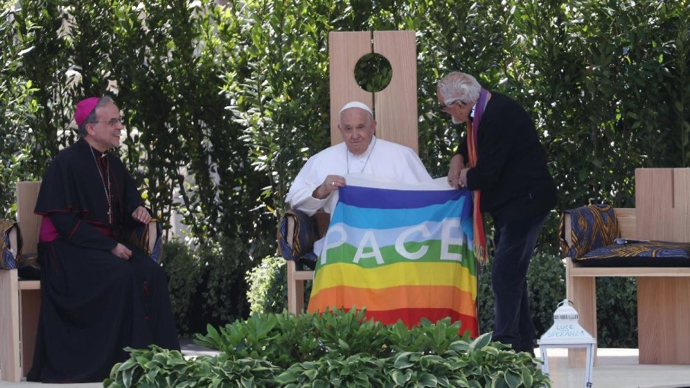 El Papa Francisco en la Arena de Paz de Verona expone una bandera de la paz