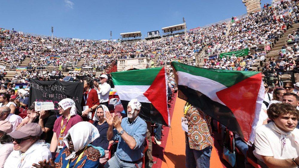 El Papa Francisco en la Arena de Paz, 10.000 presentes le aplauden
