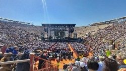 “നീതിയും സമാധാനവും ആശ്ലേഷിക്കും” - ഇറ്റലിയിലെ വെറോണയിലെ "അരേന"യിൽ സമ്മേളിച്ചിരിക്കുന്നവരെ ഫ്രാൻസീസ് പാപ്പാ സംബോധന ചെയ്യുന്നു, 18/05/24