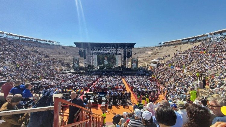 “നീതിയും സമാധാനവും ആശ്ലേഷിക്കും” - ഇറ്റലിയിലെ വെറോണയിലെ "അരേന"യിൽ സമ്മേളിച്ചിരിക്കുന്നവരെ ഫ്രാൻസീസ് പാപ്പാ സംബോധന ചെയ്യുന്നു, 18/05/24