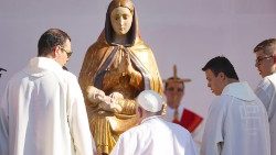 Papa arriva al Bentegodi, celebra davanti a 31mila persone