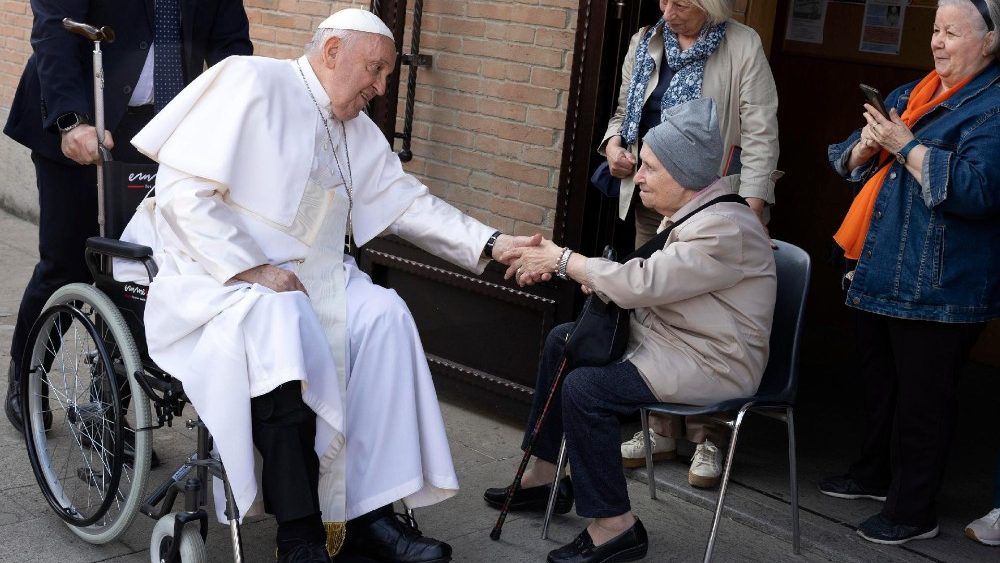 ++ Il Papa in una parrocchia romana per 'scuola di preghiera' ++