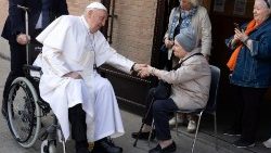 ഇടവകസന്ദർശന വേളയിൽ ഫ്രാൻസിസ് പാപ്പാ  