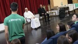 Le Pape François à l'écoute des jeunes à la paroisse Sainte Bernadette de Rome, le 24 mai. 