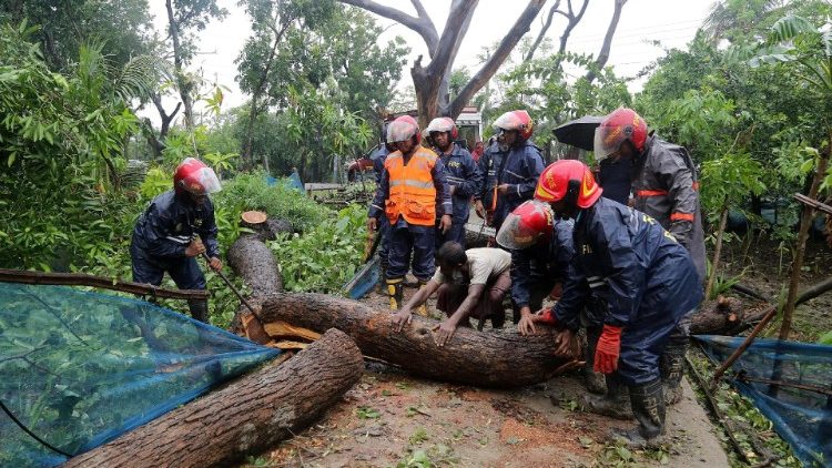 Aufräumarbeiten in Bagladesch nach dem Zyklon Remal
