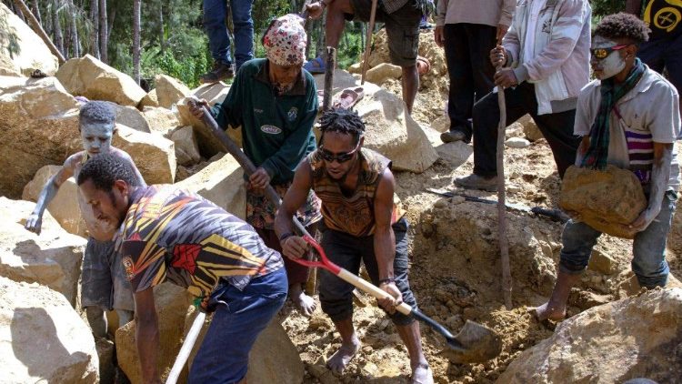 Maporomoko Papua Guine yalifunika watu zaidi ya 600