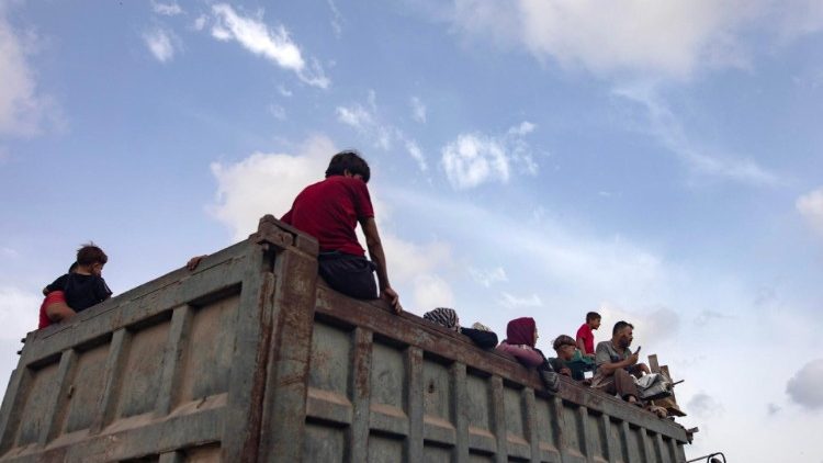 Palestinians flee Rafah amid renewed Israeli strikes