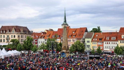 D: Katholikentag startet mit Regen