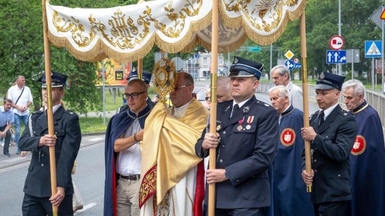 Ekaristi Takatifu ni Fumbo la Imani, matumaini na mapendo