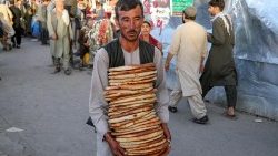 Um vendedor ambulante de pão nas ruas de Cabul (ANSA)