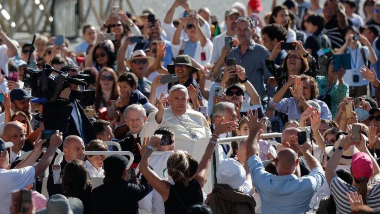 Паломники на площади Святого Петра (5 июня 2024 г.)