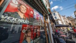 Brussels election candidates put in place placards and flyers