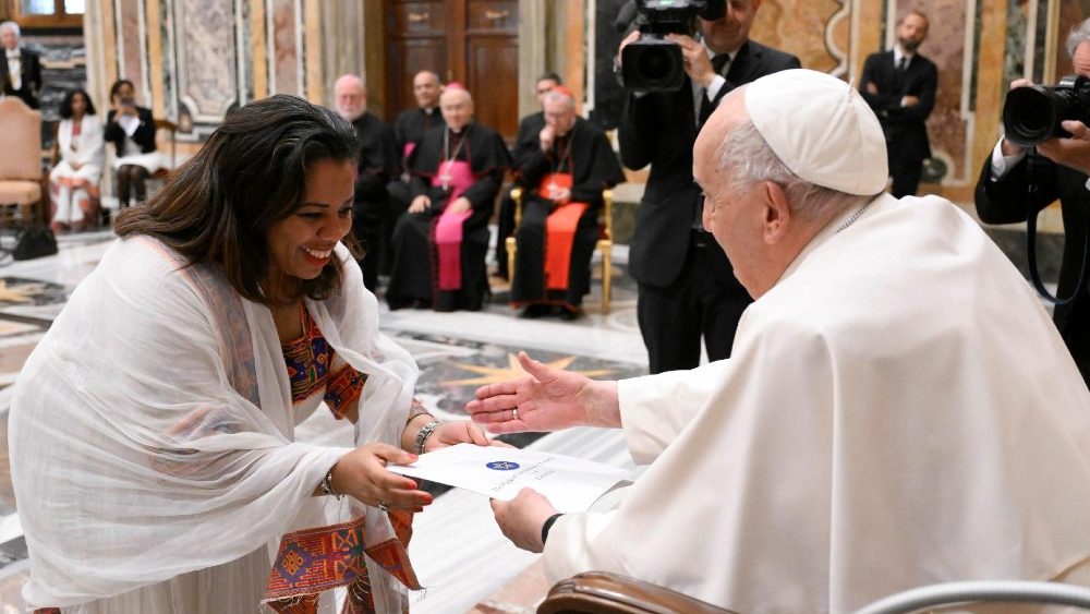Францішак падчас сустрэчы з дыпламатамі 