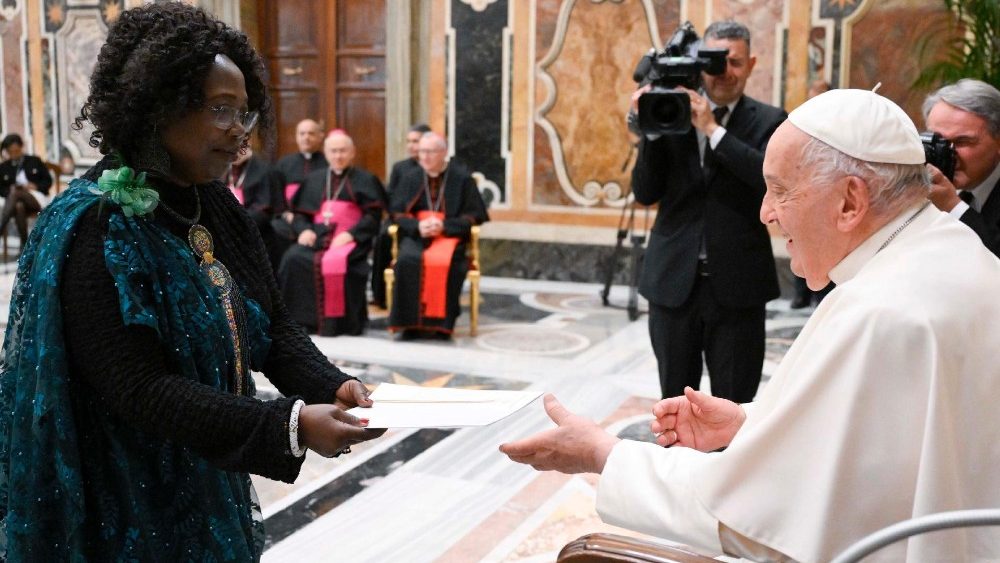 Францішак падчас сустрэчы з дыпламатамі 