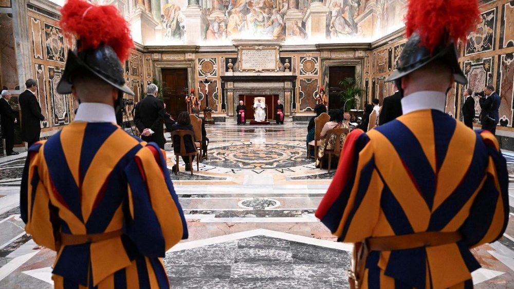 Францішак падчас сустрэчы з дыпламатамі 