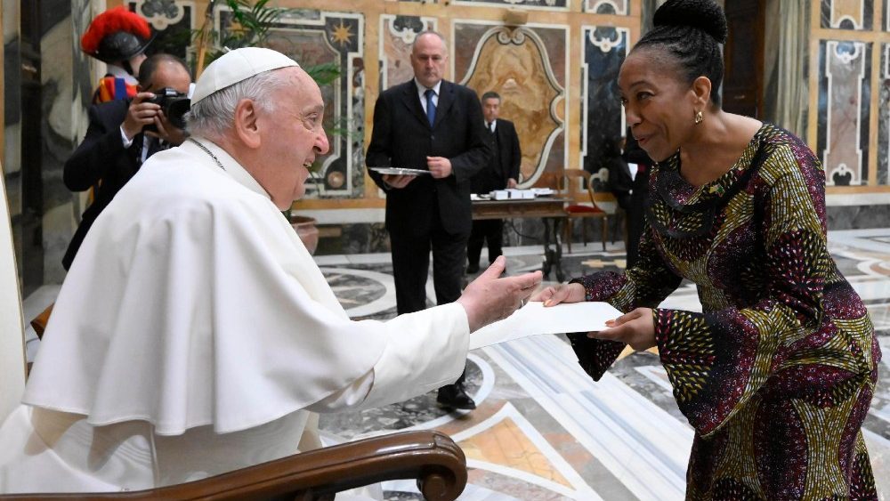 Францішак падчас сустрэчы з дыпламатамі 