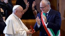 Franziskus mit Roms Bürgermeister Gualtieri an diesem Montagmorgen