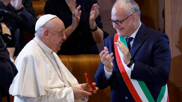 Franziskus mit Roms Bürgermeister Gualtieri an diesem Montagmorgen