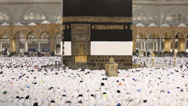 Pilger umrunden die Kaaba in Mekka