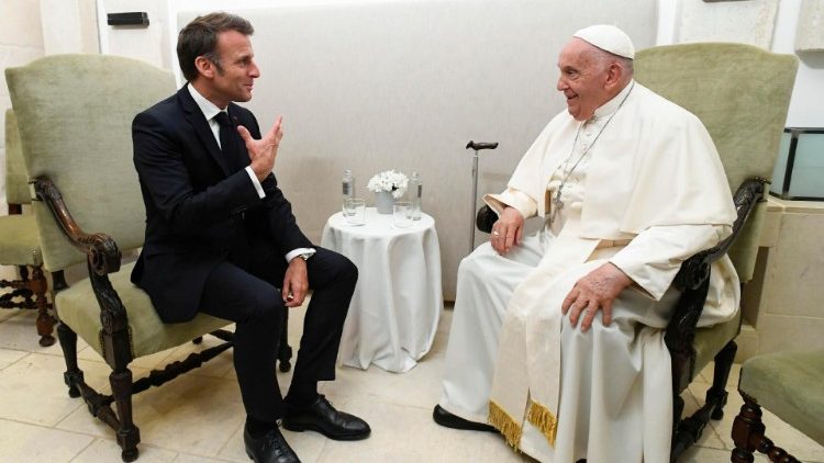 Frankreichs Präsident Macron und Papst Franziskus beim G7-Treffen