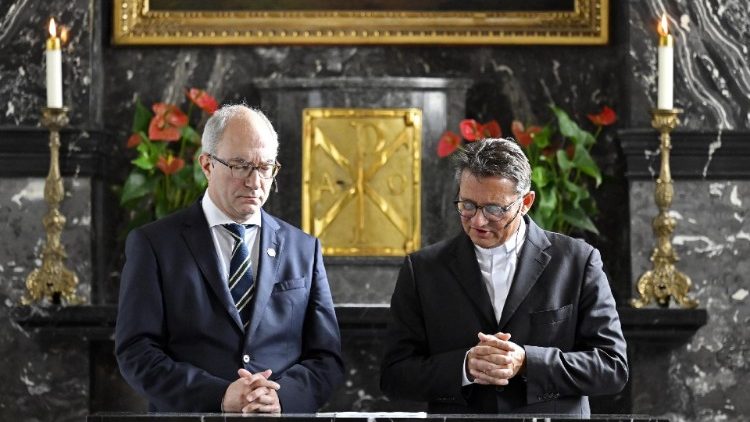 Pfarrer Hirzel und Bischof Felix Gmür beim Friedensgebet in Luzern