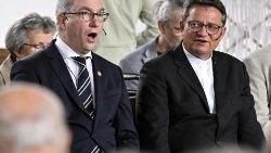 Gebet für das Friedenstreffen in Luzern mit Pfarrer Martin Hirzel (links) und Bischof Felix Gmür (rechts)