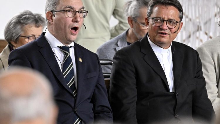 Gebet für das Friedenstreffen in Luzern mit Pfarrer Martin Hirzel (links) und Bischof Felix Gmür (rechts)