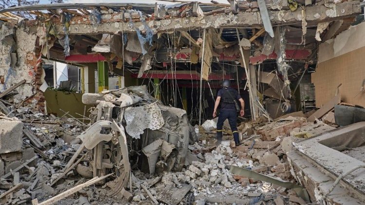 Pelo menos um homem morreu e 11 ficaram feridos em ataque de bombas planadoras russas em Kharkiv. EPA/SERGEY KOZLOV