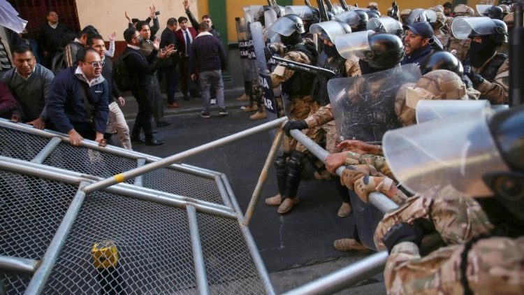 Bolivians protest against military personnel attempting to enter government headquarters in La Paz