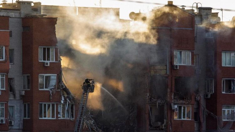 Equipes de resgate ucranianas trabalham no local de um ataque com foguete contra um prédio residencial na cidade de Dnipro, Ucrânia, em 26 de junho de 2024, em meio à invasão russa. EPA/ARSEN DZODZAIEV