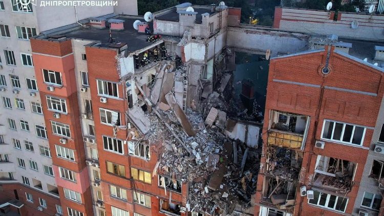 Uma foto disponibilizada pelo Serviço de Emergência do Estado mostra equipes de resgate ucranianas trabalhando no local de um ataque com foguete em um prédio residencial na cidade de Dnipro, Ucrânia, 29 de junho de 2024. EPA/STATE EMERGENCY SERVICE
