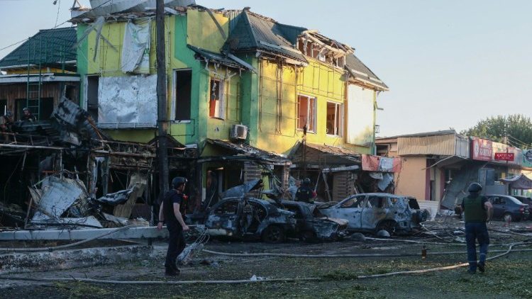 Policiais ucranianos inspecionam os danos após bombardeio em Vilniansk, região de Zaporizhzhia, sudeste da Ucrânia, 29 de junho de 2024. EPA/KATERYNA KLOCHKO