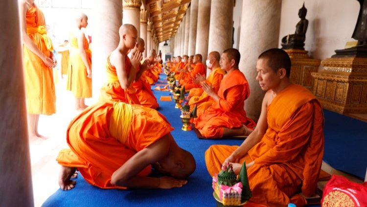 Buddhistische Mönche in Bangkok im Gebet