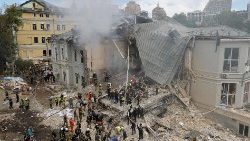 Soccorritori al lavoro tra le macerie dell'ospedale pediatrico di Kjiv, colpito questa mattina da un attacco missilistico russo