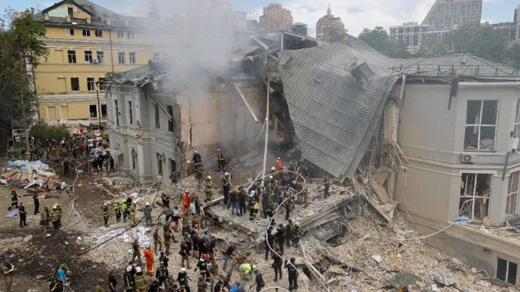 Soccorritori al lavoro tra le macerie dell'ospedale pediatrico di Kjiv, colpito questa mattina da un attacco missilistico russo