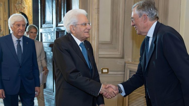 Il Presidente della Repubblica Sergio Mattarella saluta Carlo Fratta Pasini