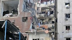 Prédios danificados em um ataque israelense em Beirute, Líbano, em 30 de julho de 2024. A mídia estatal do Líbano disse que um drone israelense teve como alvo uma área no bairro de Haret Hreik, em Beirute. As Forças de Defesa de Israel (IDF) anunciaram ter matado o comandante militar sênior do Hezbollah, Fuad Shukr, em um "ataque direcionado”. EPA/WAEL HAMZEH