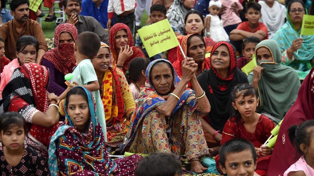 Membros da comunidade minoritária cristã paquistanesa participam da manifestação Minority Rights March 2024 enquanto observam o Dia da Minoria em Karachi, Paquistão, 11 de agosto de 2024. EPA/SHAHZAIB AKBER