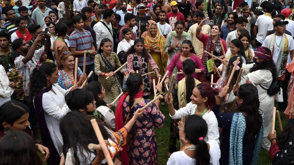 Membros da comunidade minoritária cristã paquistanesa dançam durante a Marcha dos Direitos das Minorias de 2024 enquanto observam o Dia das Minorias em Karachi, Paquistão, 11 de agosto de 2024.. EPA/SHAHZAIB AKBER