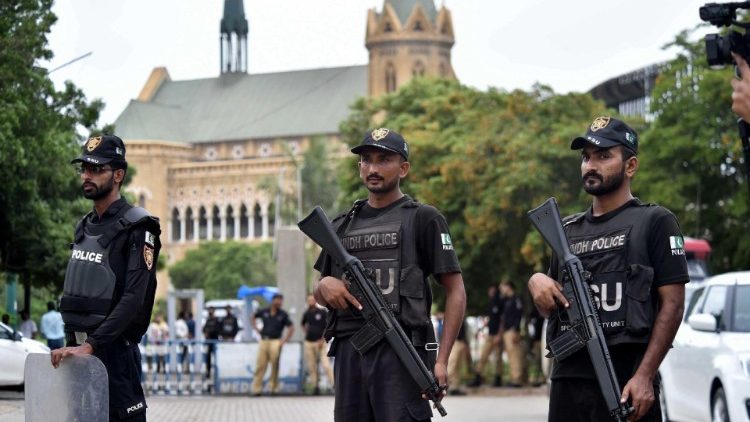 Vor einer Kirche in Karatschi - Aufnahme vom August