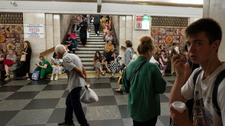 Pessoas se abrigam de bombardeios após ataque combinado russo na Ucrânia. EPA/Danylo Antoniuk