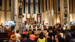 Католици в Индонезия на литургия в подготовка за визитата на папа Франциск