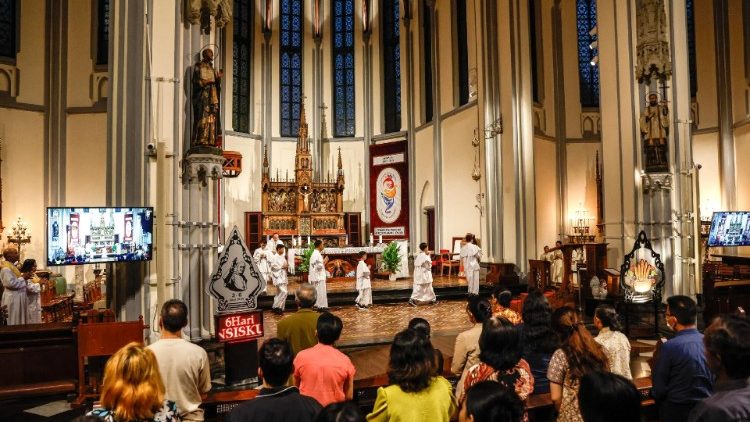 Католици в Индонезия на литургия в подготовка за визитата на папа Франциск