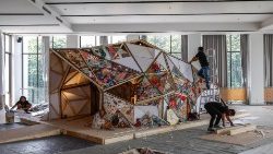 'हाती इंडोनेशिया', या इंडोनेशिया का हृदय, कलाकृति को तैयार करते लोग