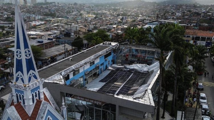 Vista aérea do santuário do Morro da Conceição, em Recife, Brasil, 30 de agosto de 2024. Pelo menos duas pessoas morreram e 17 ficaram feridas quando o teto de uma igreja desabou na cidade de Recife. EPA/Carlos Ezequiel Vanonni